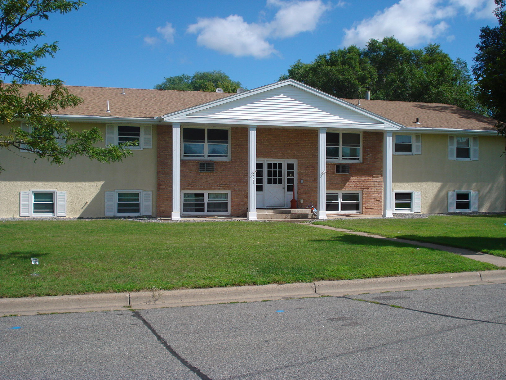 Monticello Condo: 705 E 3rd St #1