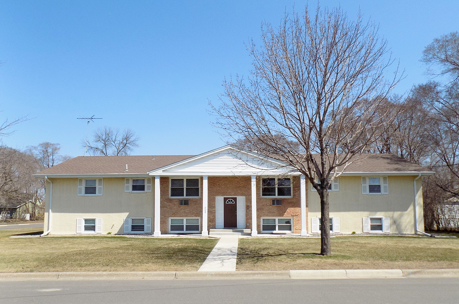 Monticello Condo: 705 E 3rd St #4